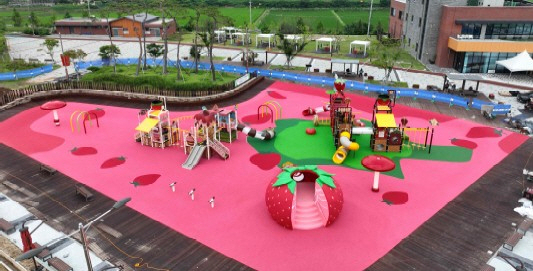 ▲딸기향 농촌테마공원 어린이놀이시설 전경