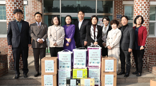 증평군의회가 11일 연말을 맞아 증평읍 미암리에 위치한 노인요양시설 효인원을 찾아 시설 종사자들과 노인들을 격려했다.증평군의회 제공.