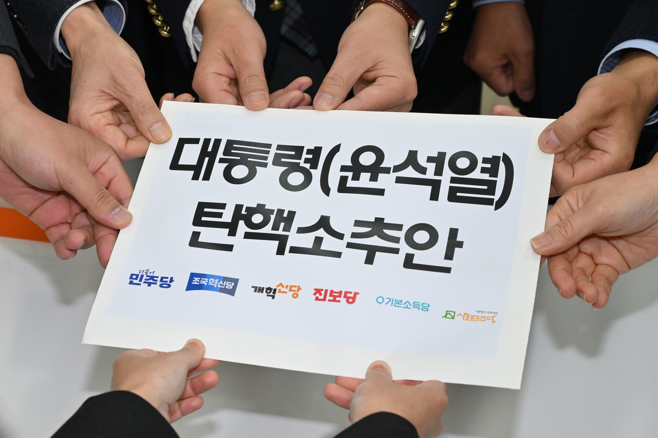 야6당 의원들이 12일 서울 여의도 국회 의안과에 윤석열 대통령 탄핵 소추안을 제출하고 있다. 2024.12.12 [공동취재] 사진=연합뉴스.