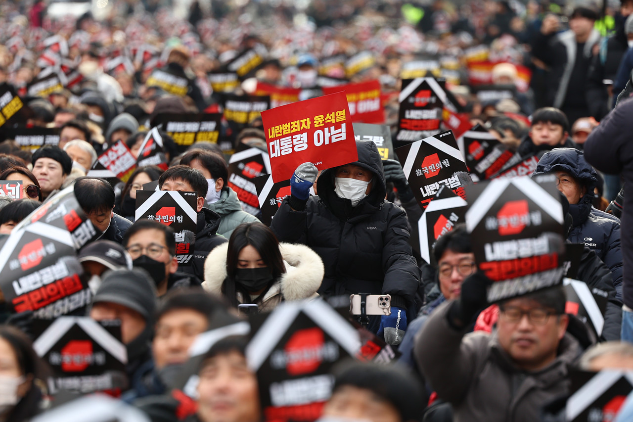 전국민주노동조합총연맹(민주노총) 등 단체 회원들이 12일 오후 서울 종로구 세종대로에서 열린 에 참석해 구호를 외치고 있다. 2024.12.12 사진-연합뉴스.