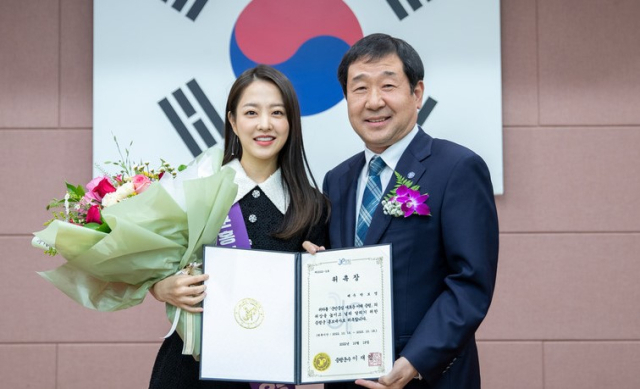 증평군 홍보대사로 위촉된 배우 박보영씨가 이재영 증평군수와 함께 기념사진을 찍고 있다. 증평군 제공