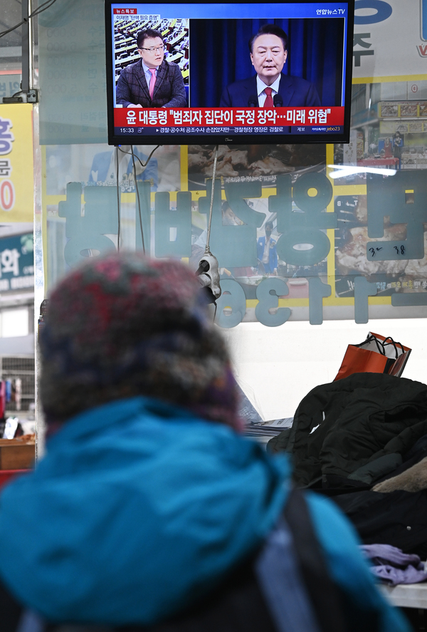 ▲ 12일 대전 동구의 한 전통시장에서 한 상인이 윤석열 대통령에 관련된 뉴스를 시청하고 있다. 김주형 기자 kjh2667_@cctoday.co.kr