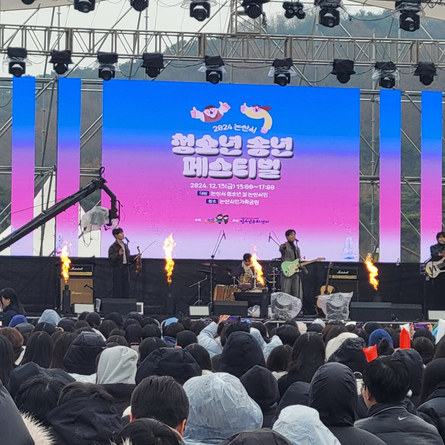 ▲'루시'가 축하공연의 첫 번째 하이라이트를 장식하고 있다. 사진=김흥준 기자.