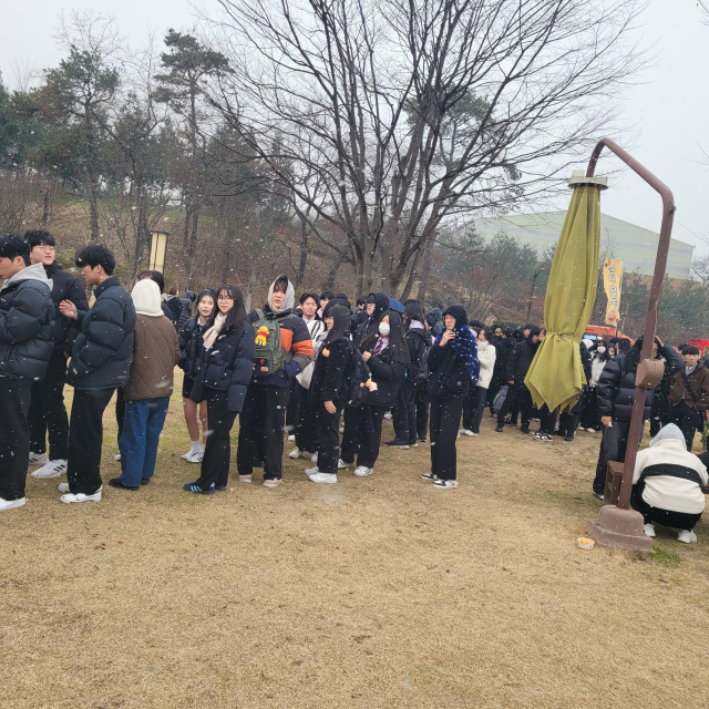 ○…:행사장 입구에서 줄지어 서서 설렘을 가득 안고 기다리는 청소년들! 이미 시작된 축제의 분위기에 흠뻑 취한 듯, 모두가 눈앞의 무대를 향한 기대감으로 가득 차 있다. 사진=김흥준 기자