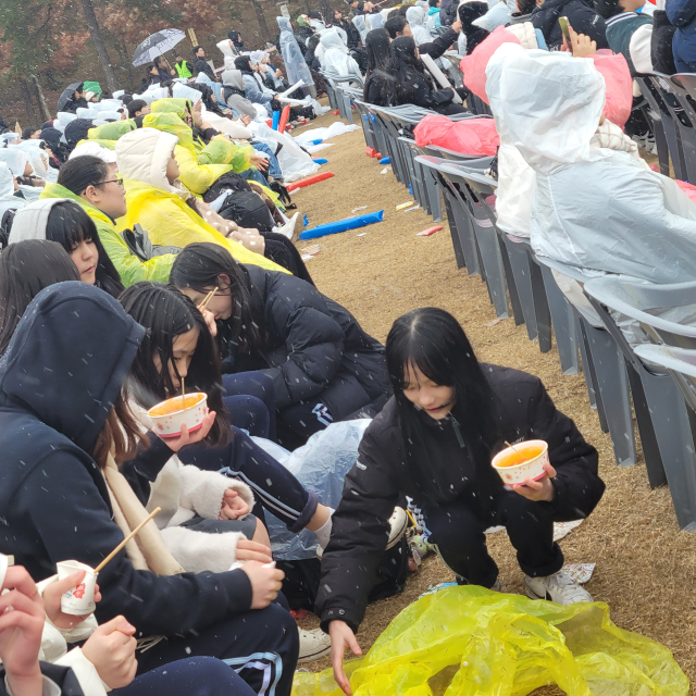 ○…행사 시작 전, 친구들과 함께 떡볶이를 나누며 소소한 즐거움을 만끽하는 청소년들. 맛있는 떡볶이를 손에 들고 웃음꽃을 피우며, ‘축제 전야’의 특별한 한 때를 즐기고 있는 모습이 흐뭇하게 담겼다. 사진=김흥준 기자