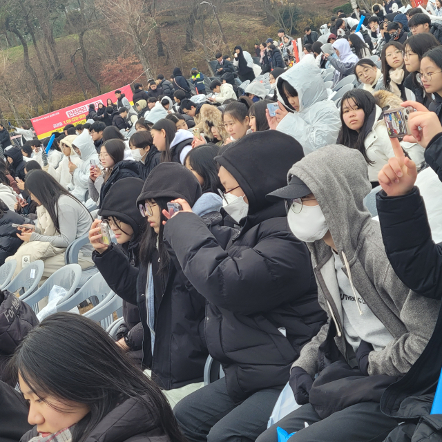 ○…무대에서 가수들이 열정적으로 노래할 때마다 스마트폰을 꺼내 동영상을 찍으며 그 순간을 기록하는 청소년들. “이 순간을 놓칠 수 없다!”는 듯, 눈을 뗄 수 없는 공연에 몰입하며 기념샷을 찍는 모습이 인상적이다.사진=김흥준 기자