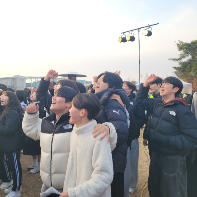 ○…에일리의 무대에서 청소년들이 어깨를 맞대고 함께 춤을 추며 노래를 따라 부르는 모습! 에일리의 에너제틱한 무대에 맞춰 학생들이 하나가 되어 춤추고 노래하는 모습은 마치 하나의 공연처럼 화려하게 펼쳐졌다. 사진=김흥준 기자