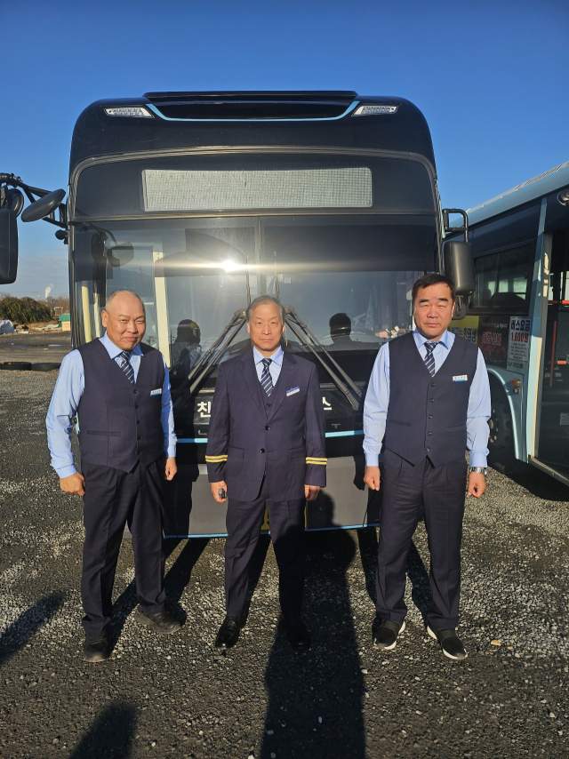 보령시 유일의 대중교통인 대천여객(대표 이병덕)이 16일부터 운전기사에게 정장 유니폼 착용을 추진해 승객에 대한 신뢰감이 높아질 것으로 보인다. 대천여객 제공