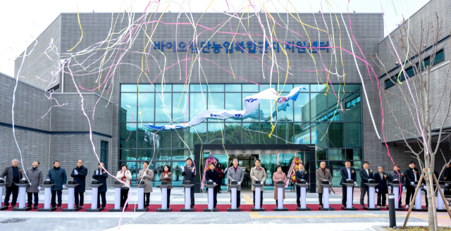 제천시 바이오첨단농업복합단지 및 임대형 스마트팜 준공식에 김창규 제천시장, 박영기 제천시의장을 비롯한 시의원, 정선용 행정부지사, 김꽃임 도의원, 김호경 도의원, 관계기관 단체장 등 내빈과 시민 등 모두 100여명이 참석해 축하하고 테이프 커팅식을 갖고 있다. 제천시 제공