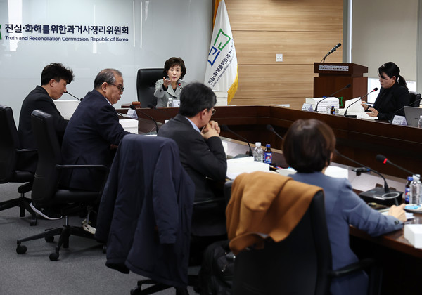 박선영 진실·화해를 위한 과거사 위원회(진실화해위) 위원장이 17일 오후 서울 중구 진실화해위에서 열린 93차 위원회에서 발언하고 있다. 사진=연합뉴스 제공