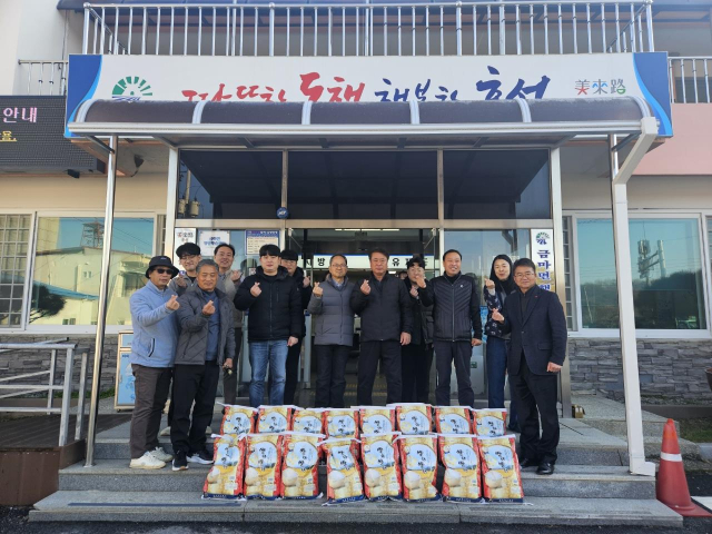 한국쌀전업농홍성군연합회가 지역 어려운 이웃을 위해 회원들이 직접 생산한 600만원 상당의 햅쌀 2000㎏를 군에 기탁했다. 사진 홍성군 제공