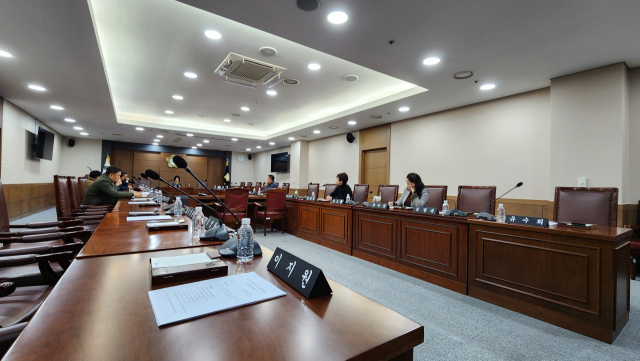 텅빈 천안시의회 긴급의원총회장 모습. 김행금 의장이 소집한 긴급의원총회가 열린 19일 의회 대회의실에 의원들이 대거 불참했다. 사진=이재범 기자.