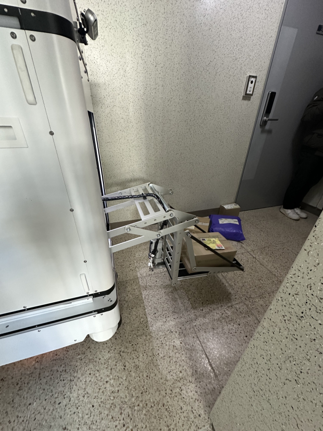 지난 19일 세종시 해들마을에서 진행된 ‘말단배송 로봇 서비스’ 실증 현장 사진.국토교통과학기술진흥원 제공.