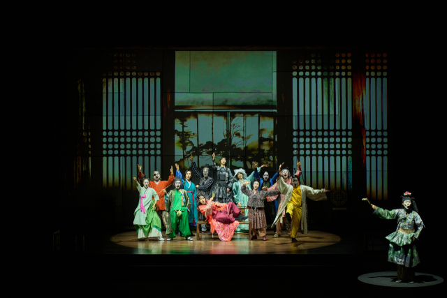 대전예술의전당은 조선시대로 배경을 옮긴 연극 ‘십이야’가 지난 21일 베일을 벗고 뜨거운 호평 속 관객들과 만나고 있다고 23일 밝혔다. 대전예술의전당 제공