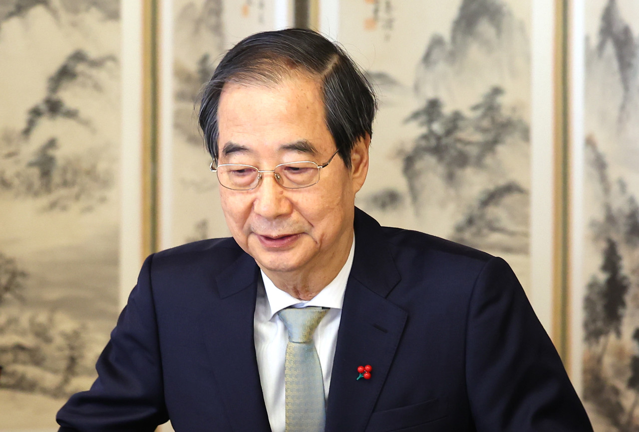 한덕수 대통령 권한대행 국무총리가 24일 서울 삼청동 총리 공관에서 열린 '서울재팬클럽(SJC) 오찬 간담회'에서 자리에 앉고 있다. 2024.12.24 [대통령실통신사진기자단]