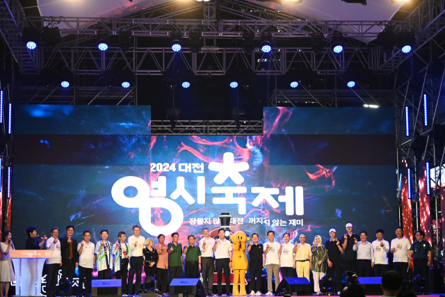 지난 8월 진행된 ‘2024 대전 0시 축제 개막식’에서 이장우 대전시장과 개막식 참석 내빈들이 기념촬영을 하고 있다. 김주형 기자