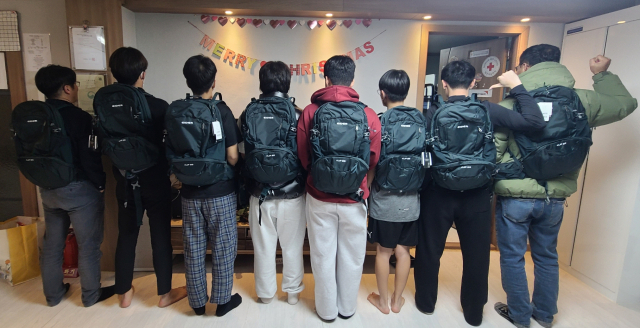 충주시남자단기청소년쉼터 청소년들이 아이더 충주점이 후원한 등산배낭을 착용해 보이고 있다.사진=충주시남자단기청소년쉼터