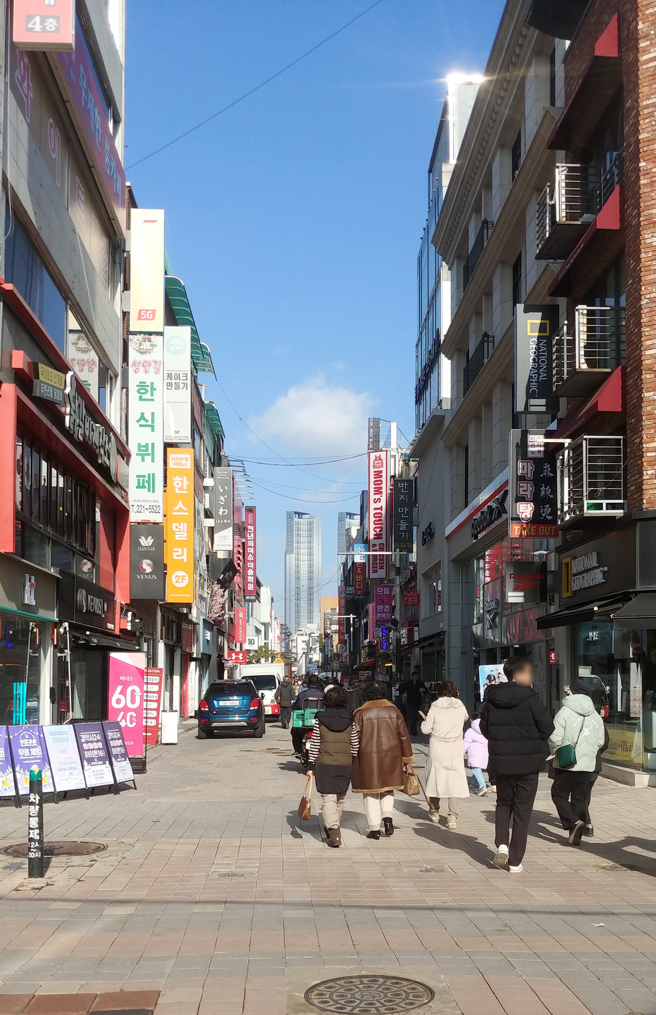 연말을 맞은 26일 청주 성안길 거리가 비교적 한산한 모습을 보이고 있다. 사진=이용민 기자