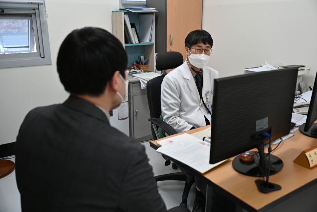 한상훈 충남 홍성의료원 내과과장이 26일 환자를 진료하고 있다. 사진=김지현 기자