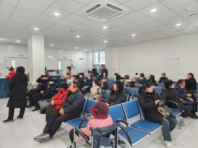 26일 충남 홍성의료원 내과 진료실 앞에서 환자들이 진료를 기다리고 있다. 사진=김지현 기자