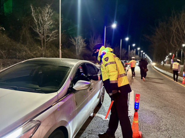 대전유성경찰서는 26일 대전 유성구 하기동 인근 도로에서 야간 음주 단속을 진행했다. 한 운전자가 경찰의 음주 측정 요구에 응하고 있는 모습. 사진=함성곤 기자