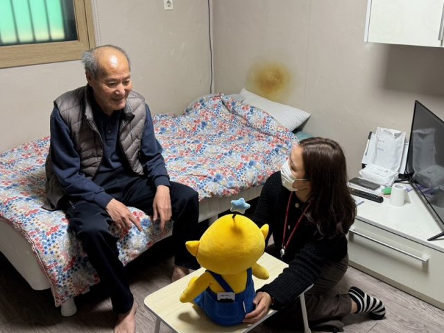 독거노인 가구에 AI 돌봄로봇 꿈돌이 전달 모습. 대전시 제공