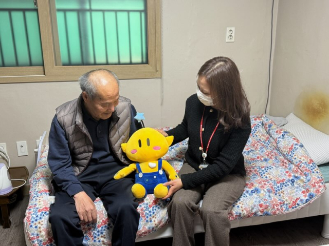 독거노인 가구에 AI 돌봄로봇 꿈돌이 전달 모습. 대전시 제공