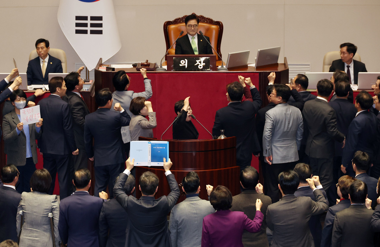 우원식 국회의장이 27일 오후 국회 본회의에서 한덕수 국무총리 탄핵소추안 가결 의결정족수에 대한 설명(재적의원 과반수 찬성)을 하자 국민의힘 의원들이 항의하고 있다. 2024.12.27 사진=연합뉴스.