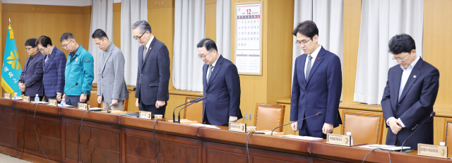 이장우 대전시장(오른쪽 세 번째)은 30일 주간업무회의를 주재하기에 앞서 참석 공직자들과 함께 묵념으로 희생자들을 기렸다. 대전시 제공