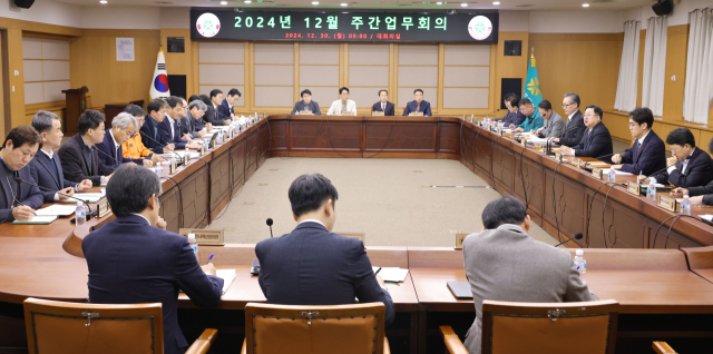 이장우 대전시장은 30일 주간업무회의를 주재하기에 앞서 참석 공직자들과 함께 묵념으로 희생자들을 기렸다. 대전시 제공