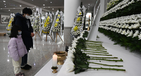 30일 대전시청 1층에 마련된 제주항공 여객기 사고 희생자 합동분향소를 찾은 시민들이 애도를 표하고 있다. 김주형 기자 kjh2667_@cctoday.co.kr