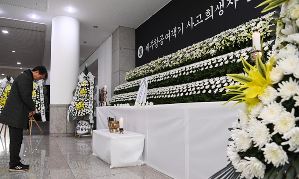 30일 대전시청 1층에 마련된 제주항공 여객기 사고 희생자 합동분향소를 찾은 시민이 애도를 표하고 있다. 김주형 기자 kjh2667_@cctoday.co.kr