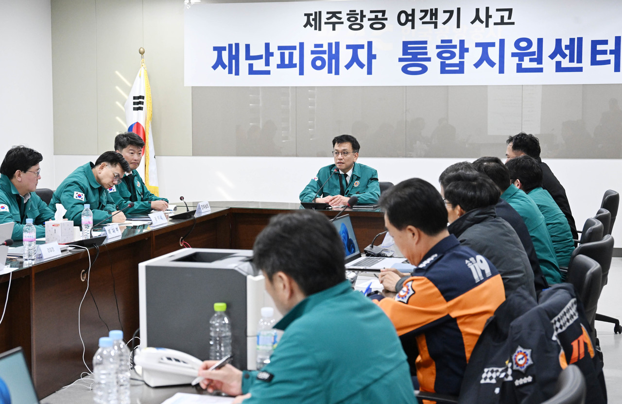 최상목 대통령 권한대행 부총리 겸 기획재정부 장관이 30일 전남 무안공항 제주항공 여객기 사고 통합지원센터를 방문하고 있다. 2024.12.30 [기재부 제공. 재판매 및 DB 금지]