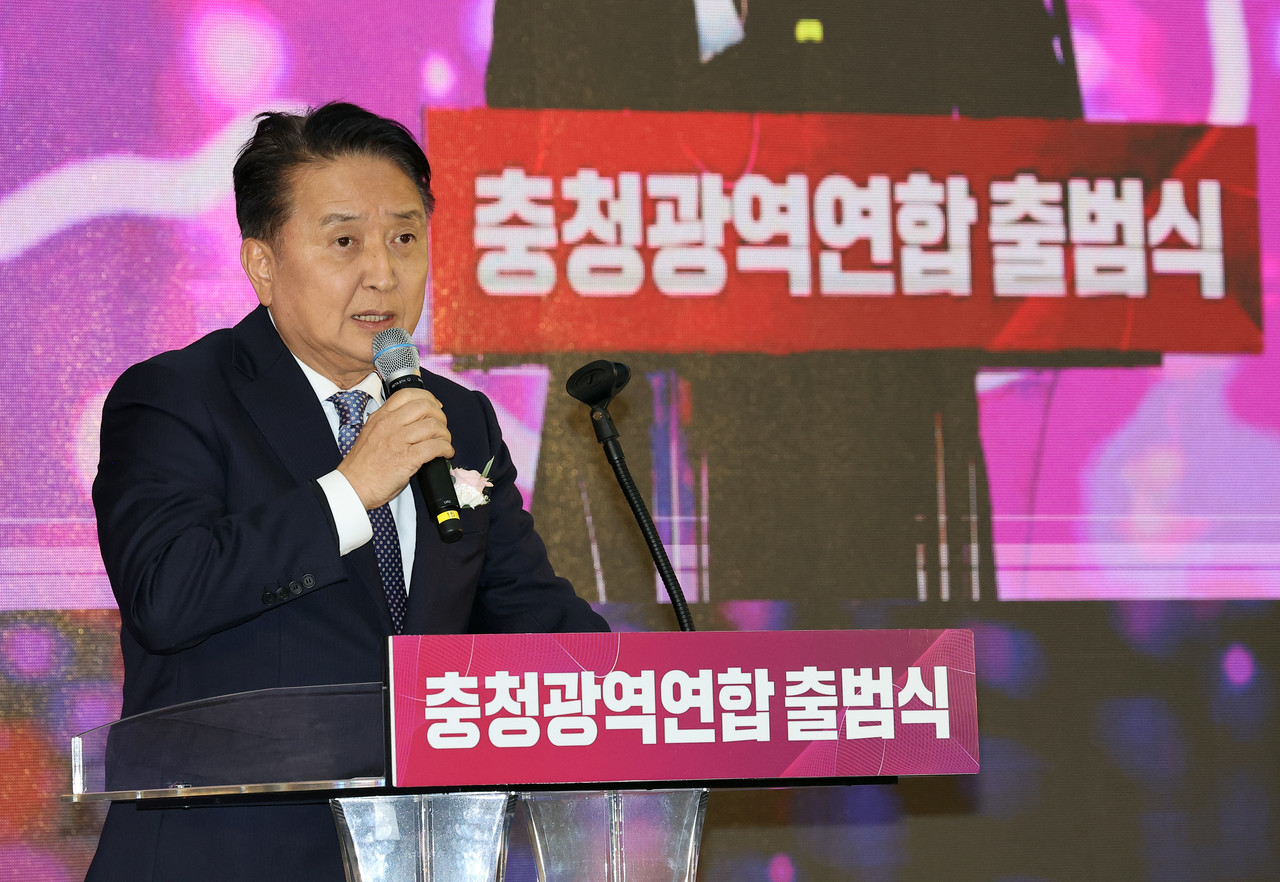 지난 12월 18일 세종시 정부세종컨벤션센터에서 열린 대전·세종·충북·충남 등 충청권 4개 시도로 구성된 특별지방자치단체인 '충청광역연합' 출범식에서 연합장인 김영환 충북도지사가 기념사를 하고 있다. 2024.12.18