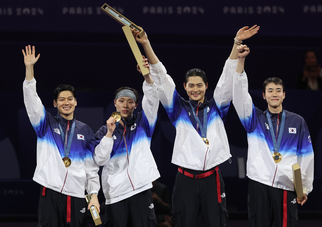 지난 7월 31일(현지시간) 프랑스 파리 그랑 팔레에서 열린 2024 파리올림픽 펜싱 남자 사브르 단체 결승 시상식에서 한국 구본길, 오상욱, 도경동, 박상원이 금메달을 목에 걸고 있다. 2024.8.1 사진=연합뉴스.