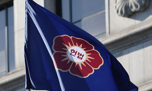 29일 서울 종로구 재동 헌법재판소에서 헌재 깃발이 바람에 날리고 있다. 사진=연합뉴스 제공