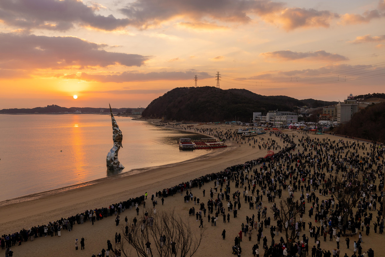 2025년 1월 1일 첫해가 충남 당진시 석문면 왜목마을 앞바다에서 떠오르고 있다. 전남 무안국제공항 제주항공 여객기 참사 희생자 애도를 위해 이날 예정됐던 해맞이 행사는 취소됐으나, 많은 인파가 몰려 새해 첫 일출을 감상했다. 2025.1.1 [당진시 제공. 재판매 및 DB 금지]