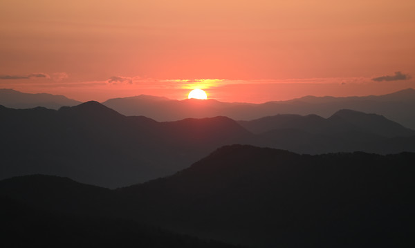2025년 푸른 뱀의 해 을사년(乙巳年) 새해가 충북 옥천군 용암사에서 해가 떠오르고 있다. 다사다난 했던 갑진년(甲辰年)이 저물고 을사년(乙巳年)에는 첫 태양이 비춘 빛이 한 해 동안 모든 이들에게 용기와 행복을 가득 안겨주기를 기원해 본다. 김주형 기자 kjh2667_@cctoday.co.kr