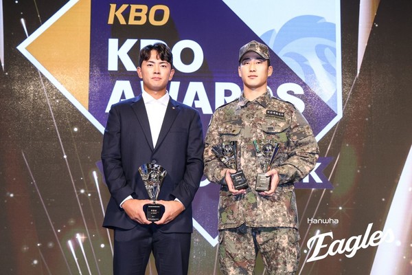 2024시즌 퓨처스리그를 휩쓴 한화이글스 임종찬(왼)과 상무피닉스야구단 박정현(오). 임종찬은 퓨처스 양대리그 타점왕, 박정현은 양대리그 홈런왕에 올랐다. 박정현은 오는 6월 제대 후 한화로 복귀할 예정이다. 한화이글스 제공