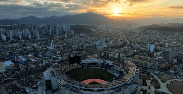 2025년 푸른 뱀의 해 을사년(乙巳年) 새해가 대전 베이스볼 드림파크 너머로 떠오르고 있다. 2025년은 대전이 스포츠와 문화를 넘어 지속 가능한 발전을 이루는 새로운 전환점이 될 것이다. 새해와 함께 시작되는 대전의 변화가 대한민국을 넘어 세계로 뻗어나가길 기대하며, 2025년은 대전이 미래를 향해 비상하는 한 해가 되길 기원해 본다. 김주형 기자 kjh2667_@cctoday.co.kr