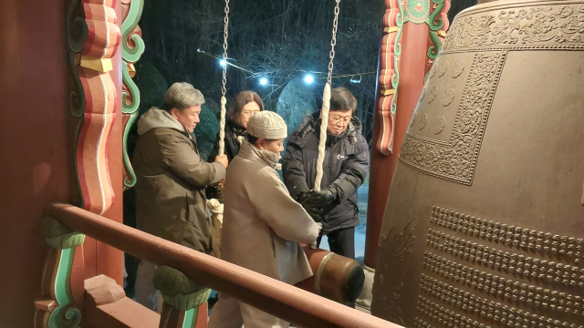세종시민 제야의 종 타종식 추진위원회는 지난 31일 보림사 경내에서 제주항공 사고 피해자를 추모하고 정국 안정을 기원하며 경건한 분위기 속에서 타종식이 진행됐다고 밝혔다. 세종시민 제야의 종 타종식 추진위원회 제공