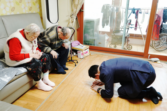 이완섭 서산시장이 지난 1일 동문1동의 어르신을 만나 새해 복을 기원했다. 서산시 제공