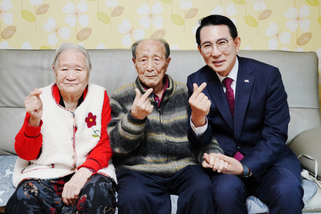 이완섭 서산시장이 지난 1일 동문1동의 어르신을 만나 새해 복을 기원했다. 서산시 제공