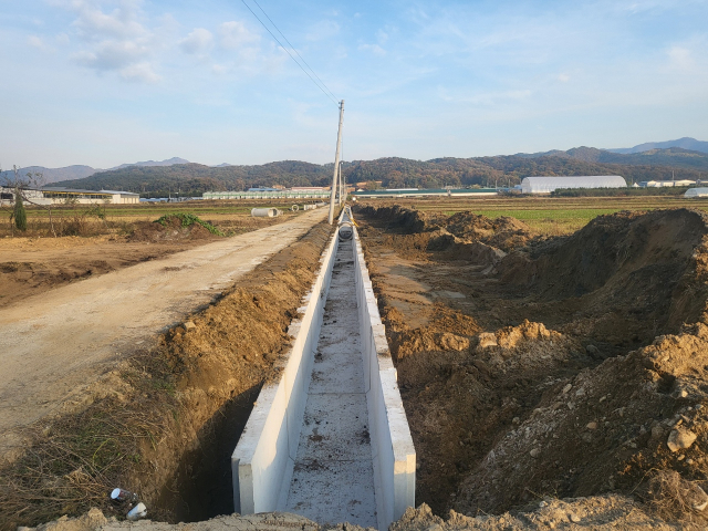 음성군은 노후 농업생산기반시설을 정비하고 저수지와 용·배수로 보수·보강 사업을 추진한다. 사진은 지난해 진행한 원당지구 대구획경지정리사업 용배수로 교체공사 모습. 음성군 제공