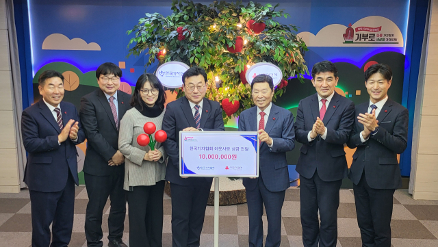 한국기자협회는 지난달 17일 사회복지공동모금회를 방문해 이웃사랑 성금 1000만원을 기탁했다. 한국기자협회 제공
