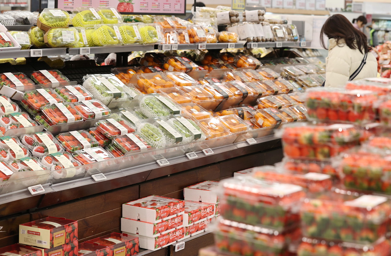 한 대형마트를 찾은 시민이 장을 보고 있다. 사진=연합뉴스. 