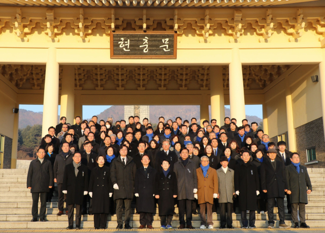 더불어민주당 대전시당은 2일 새해 첫 일정으로 국립대전현충원에서 순국선열과 호국영령의 숭고한 희생을 기렸다. 더불어민주당 대전시당 제공