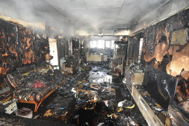 3일 오후 12시23분경 대전 동구 대흥동 한 빌라 1층 가정집 거실에서 화재가 발생해 내부가 전소된 모습. 대전동부소방서 제공