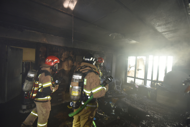 3일 오후 12시23분경 대전 동구 대흥동 한 빌라 1층 가정집 거실에서 화재가 발생해 소방대원들이 마무리 진화 작업을 벌이고 있다. 대전동부소방서 제공