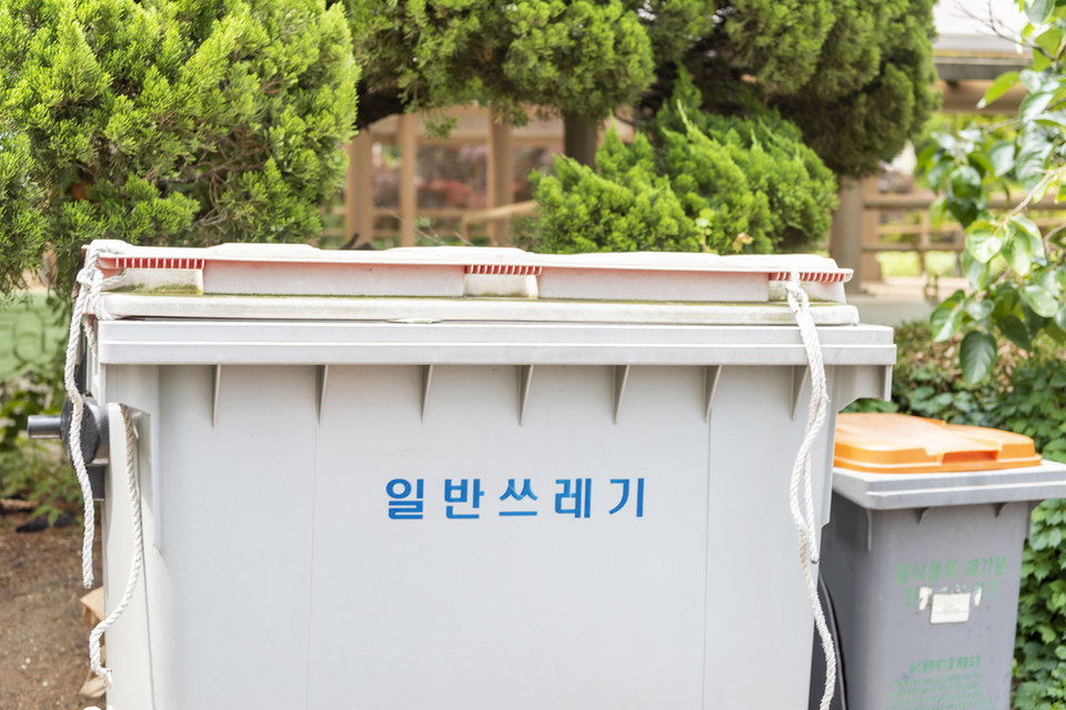 쓰레기통. 아이클릭아트 제공.